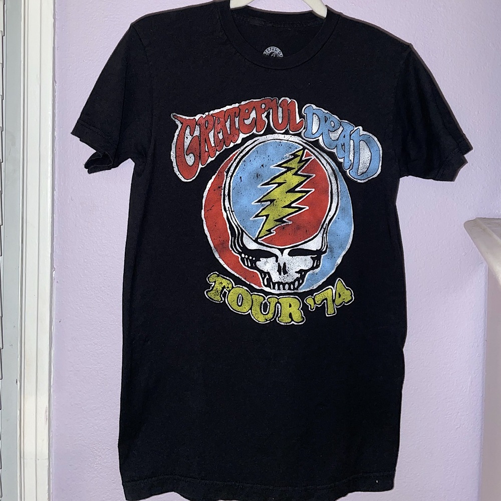 A woman’s graphic tee if you’re a deadhead this one’s for you.